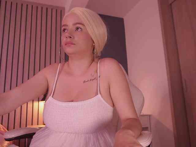 bella-adams webcam