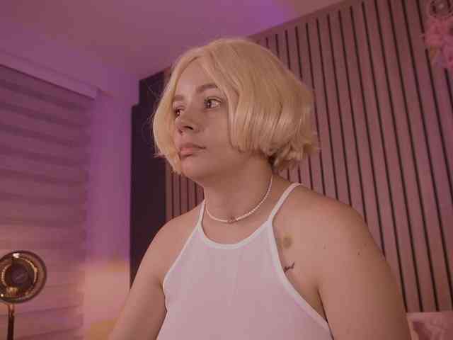 bella-adams webcam
