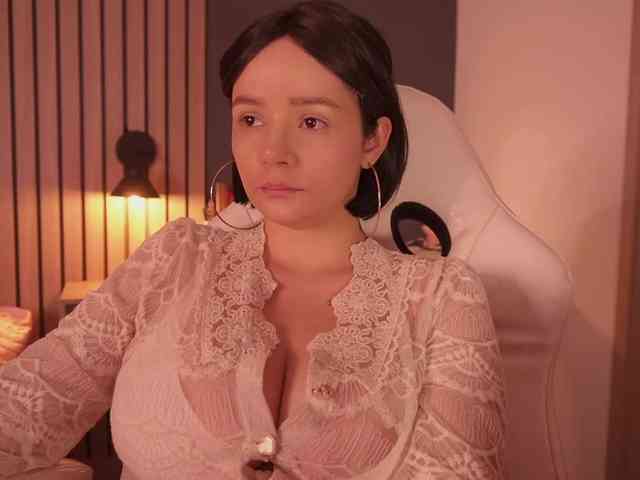 bella-adams webcam