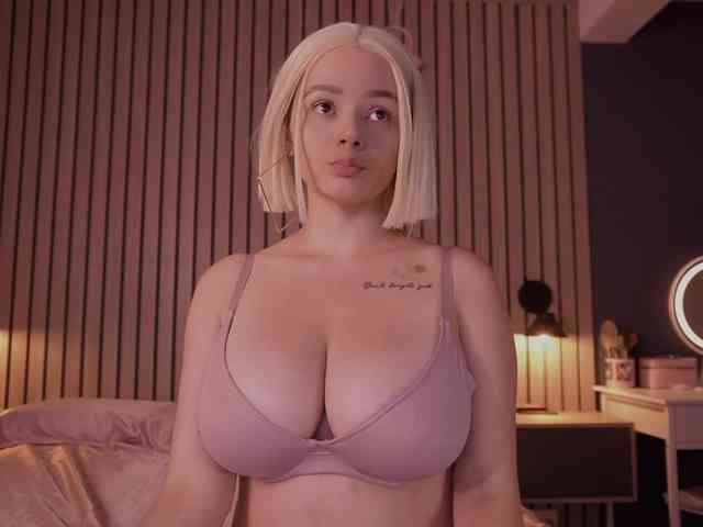 bella-adams webcam