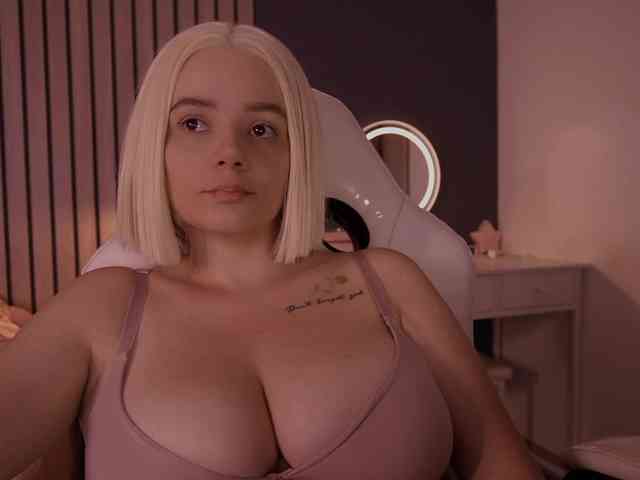 bella-adams webcam