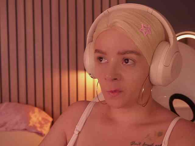 bella-adams webcam
