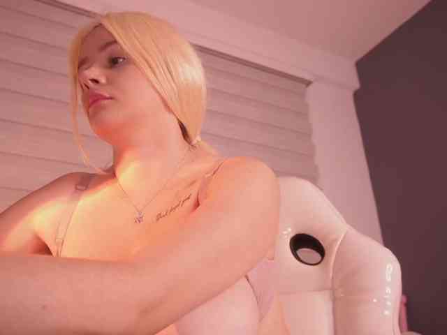 bella-adams webcam