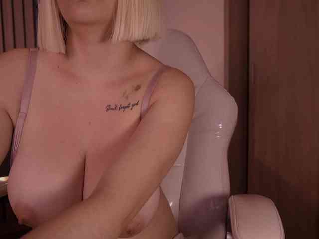 bella-adams webcam