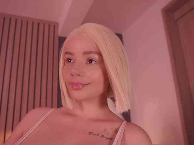 bella-adams webcam