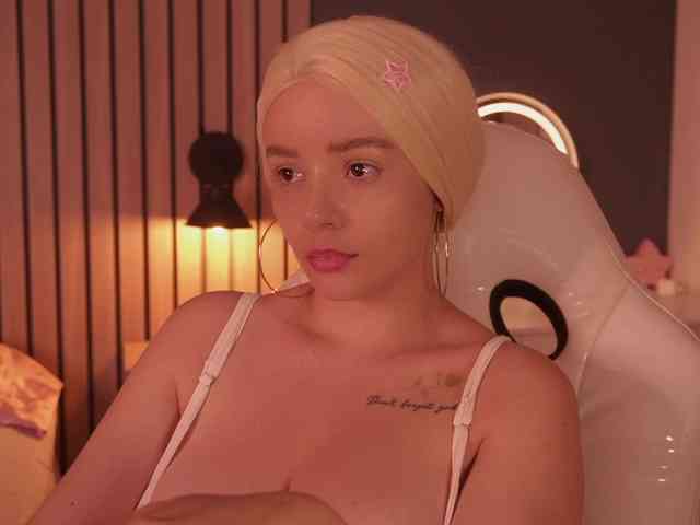 bella-adams webcam
