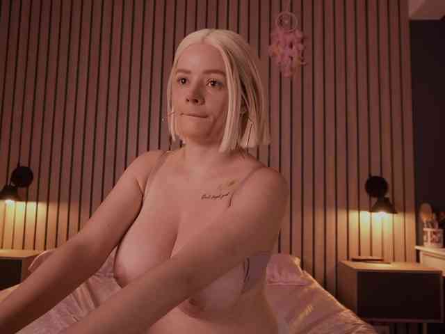 bella-adams webcam