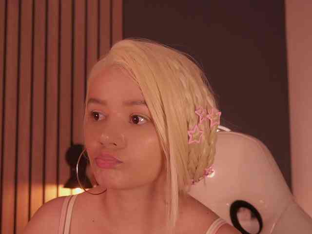 bella-adams webcam