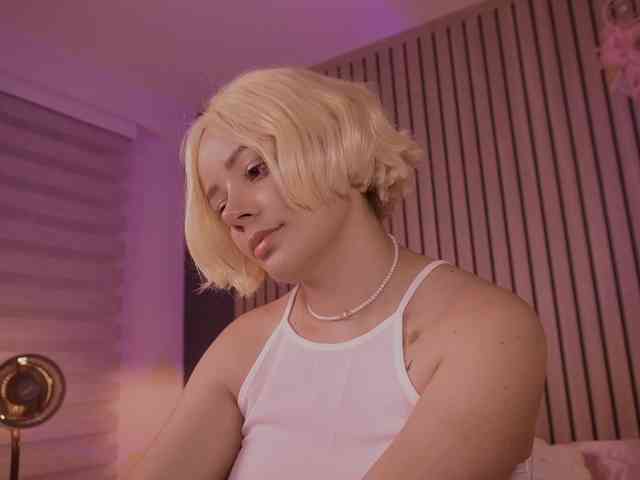 bella-adams webcam
