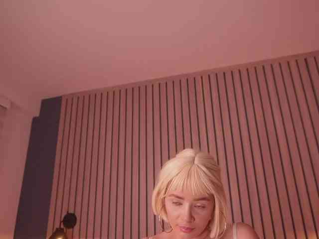bella-adams webcam