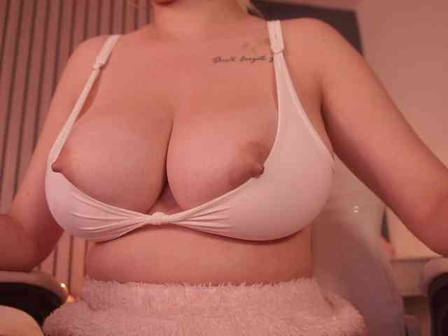 bella-adams webcam