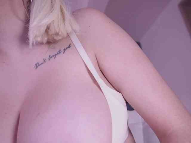 bella-adams webcam