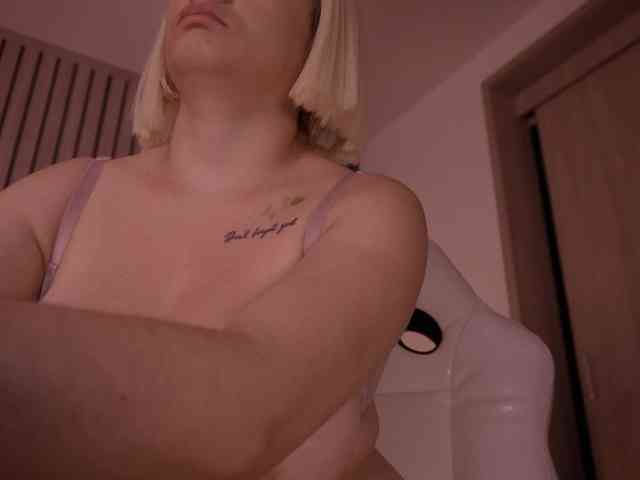 bella-adams webcam
