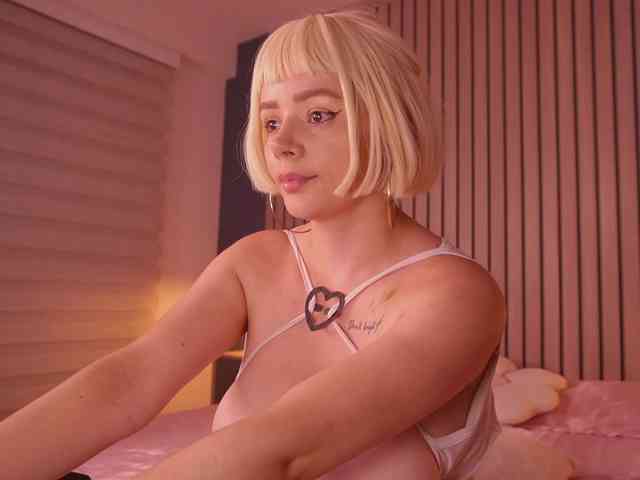 bella-adams webcam