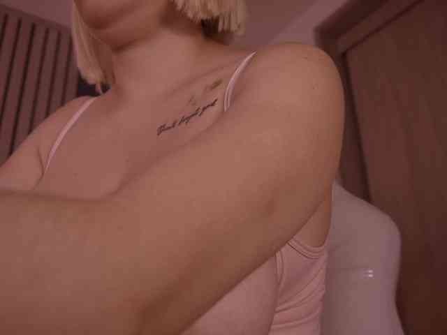 bella-adams webcam