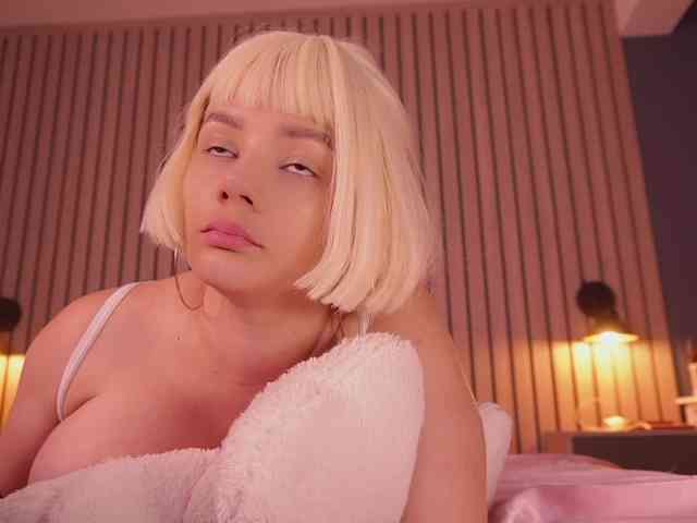 bella-adams webcam