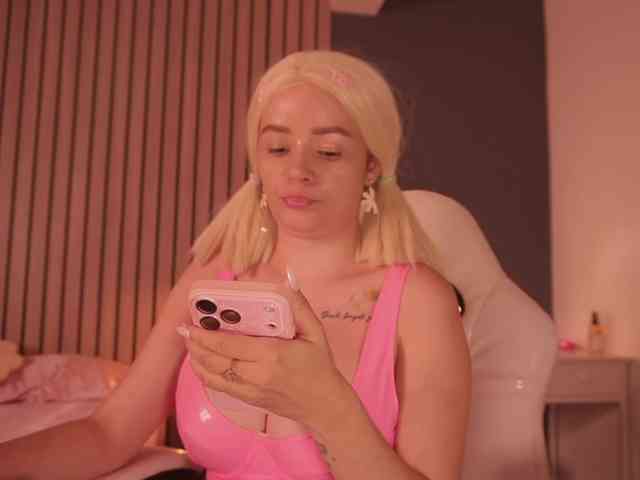 bella-adams webcam