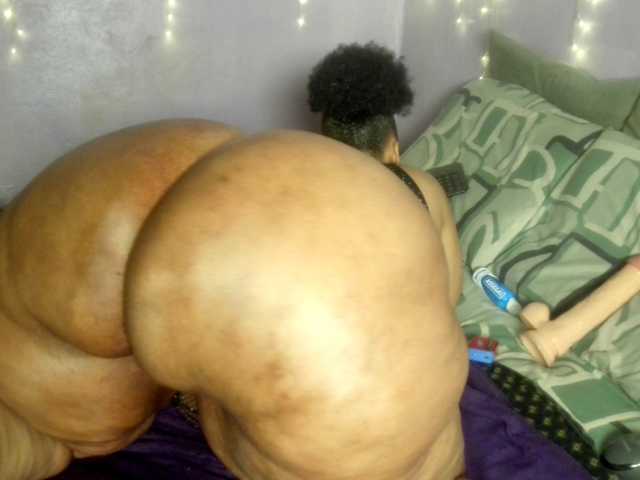 Big-Ass-Wilma live cam on BongaCams
