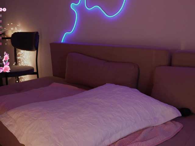 evie-sapphire live cam on BongaCams