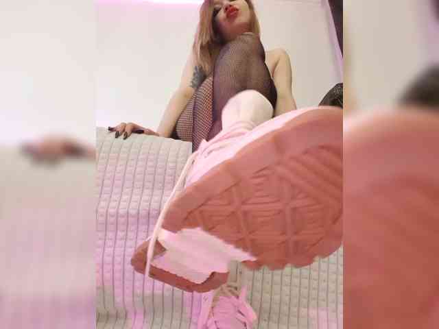 __EElaIzzza__ webcam