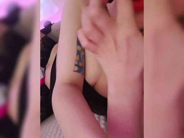 __EElaIzzza__ webcam