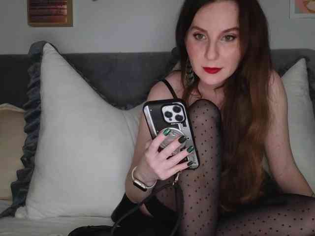 MimiAndTheMoon webcam