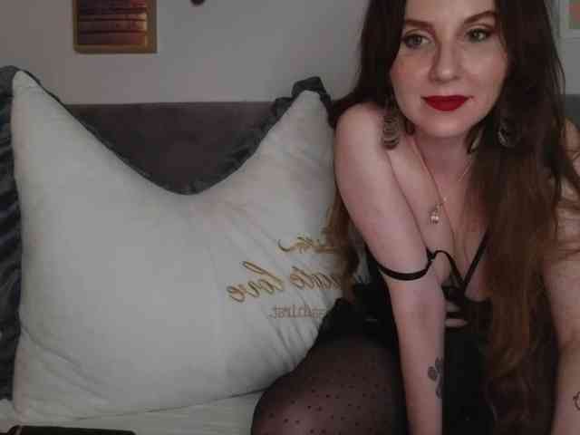 MimiAndTheMoon webcam