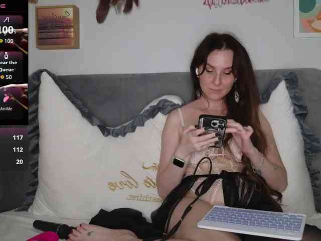 MimiAndTheMoon webcam