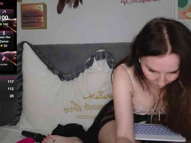 MimiAndTheMoon webcam