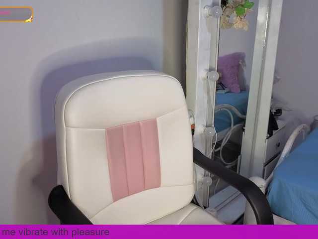 carolinahairy live cam on BongaCams