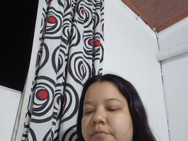carolinahairy live cam on BongaCams