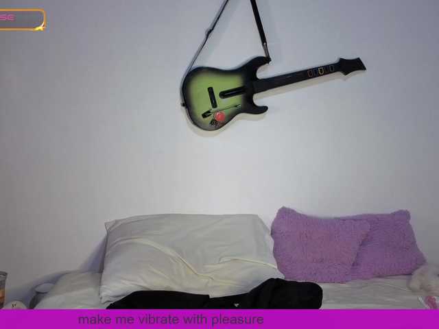 carolinahairy live cam on BongaCams