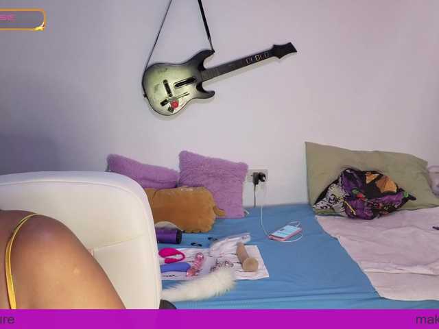 carolinahairy live cam on BongaCams