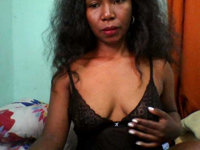 Elvia01 live cam on BongaCams
