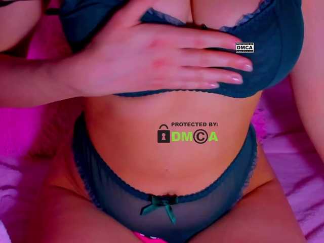 -roxy-a live cam on BongaCams