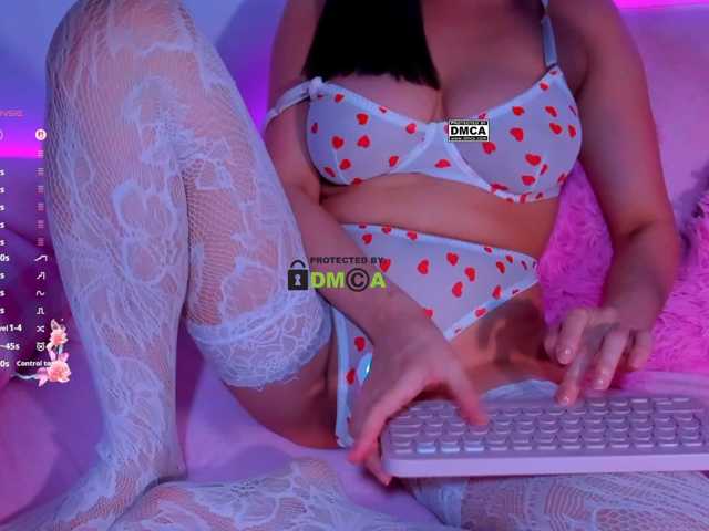 -roxy-a live cam on BongaCams