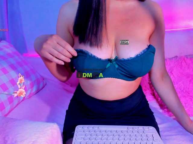 -roxy-a live cam on BongaCams