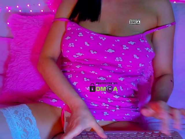 -roxy-a live cam on BongaCams