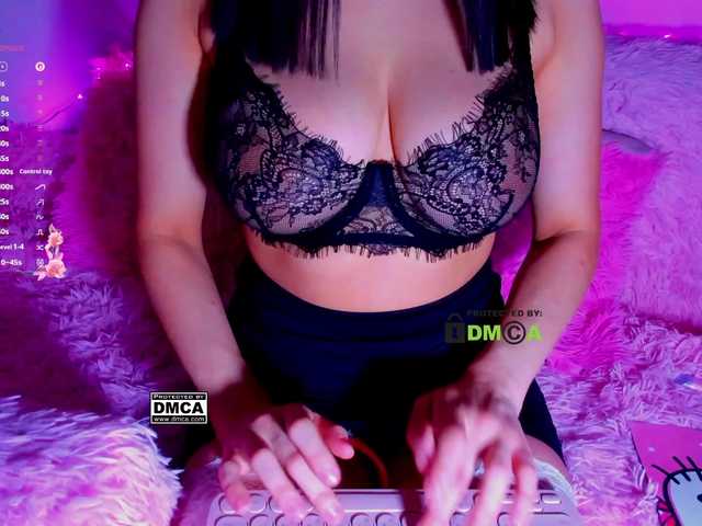 -roxy-a live cam on BongaCams