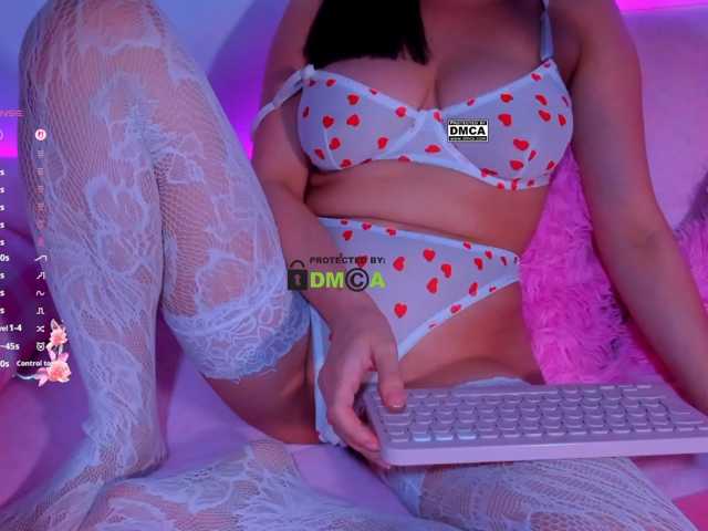 -roxy-a live cam on BongaCams