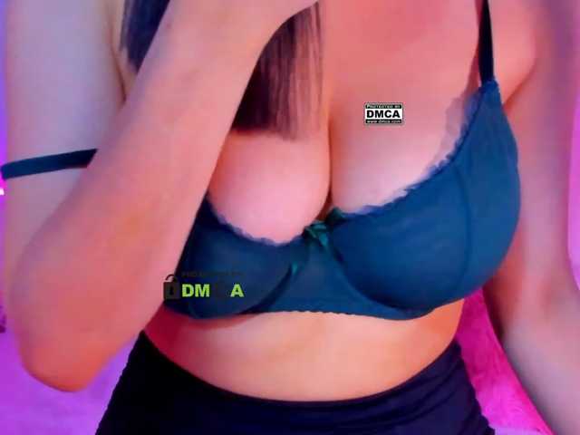 -roxy-a live cam on BongaCams