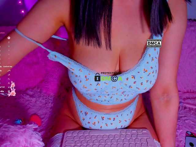 -roxy-a live cam on BongaCams