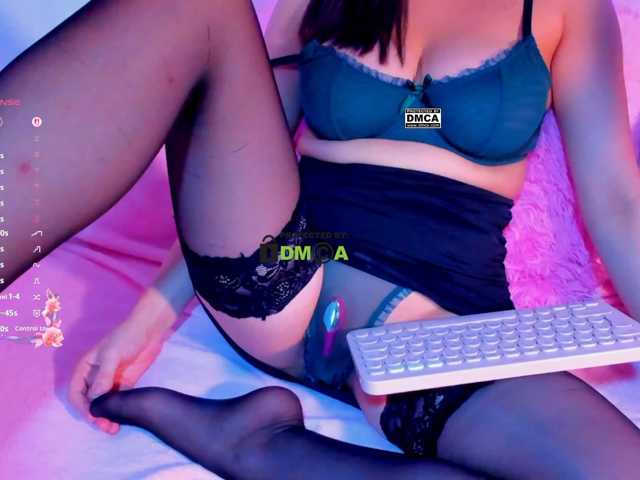 -roxy-a live cam on BongaCams