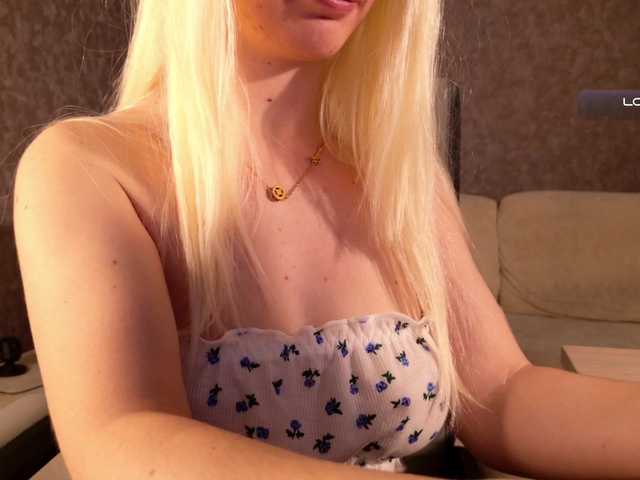 Avr0ria live cam on BongaCams