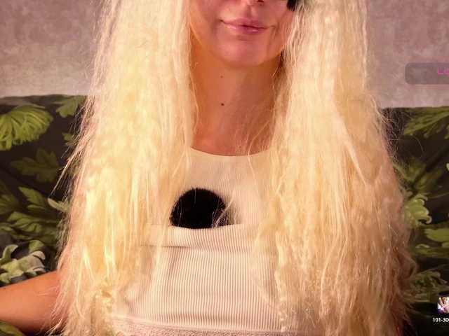 Avr0ria live cam on BongaCams
