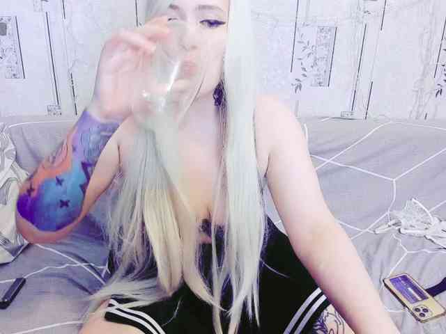 MikkyLovense webcam