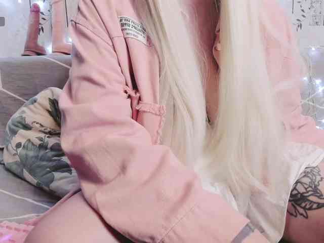 MikkyLovense webcam