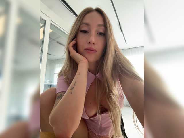 KiraBlake live cam on BongaCams