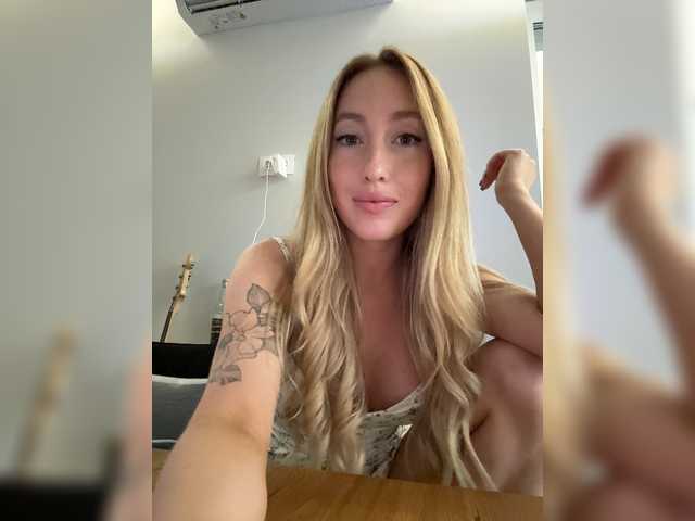 KiraBlake live cam on BongaCams