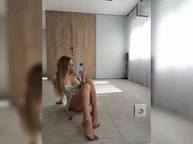 Model: Chloee